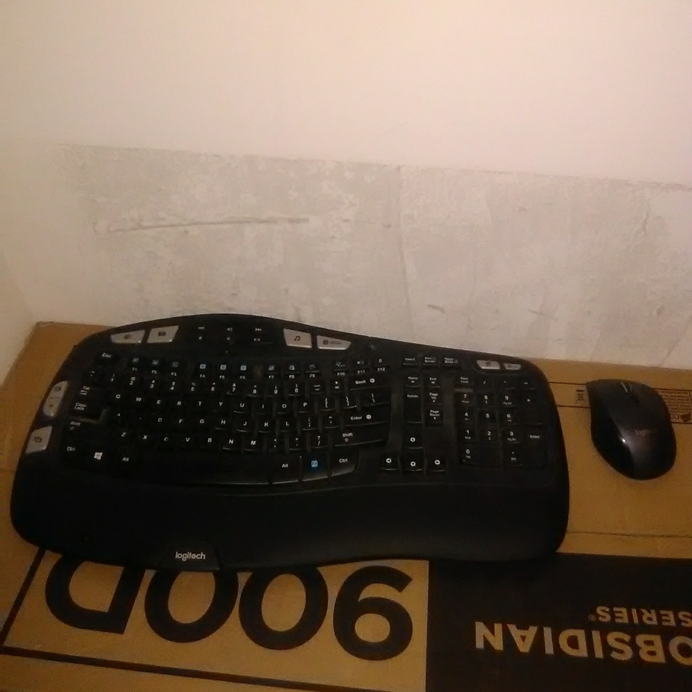 Mens Logitech Mouse and Keyboard Wireless